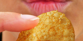 Cuando las mujeres saboreamos chips (Trastornos de la alimentación)